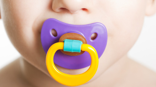 《賛否両論！》ベビーのおしゃぶり、使った方がいいの？使わない方がいいの？どんなものがある？