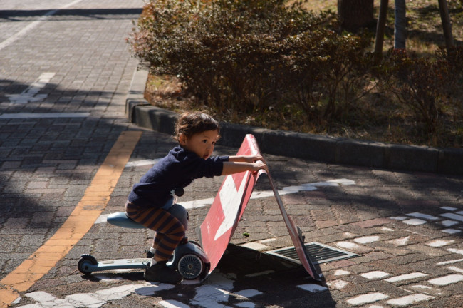人が少なく、子どものスクーター走行がオーケーな公園を探しましょう