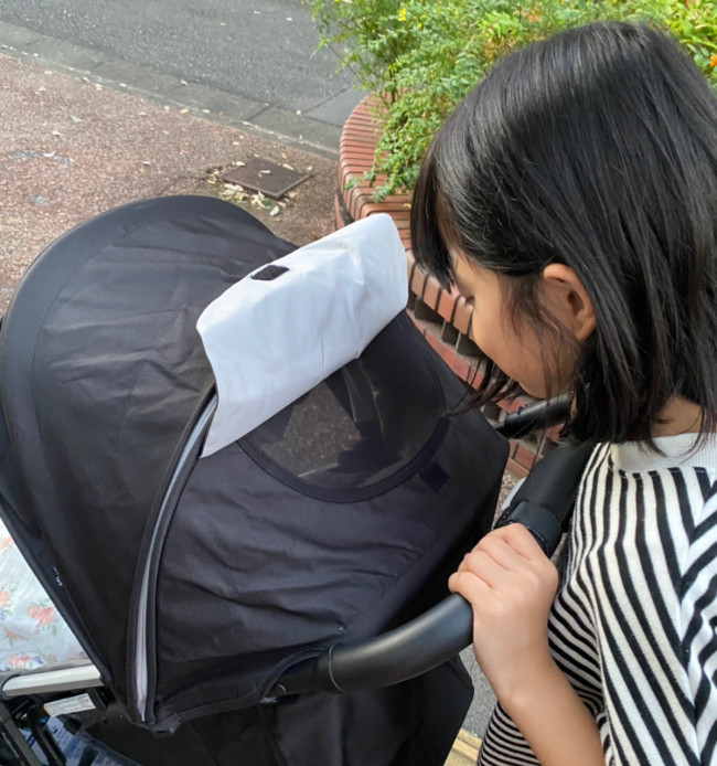 三女を溺愛している長女が、いつも小窓から三女を覗いてはニヤニヤ♡　可愛い光景♡
