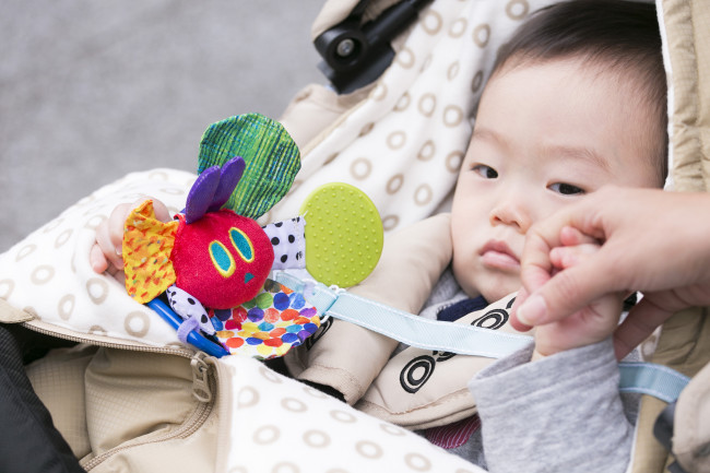 裕吾くんお気に入りは「はらぺこあおむし」のおもちゃ。触り心地や、噛み心地が好きなのかな？