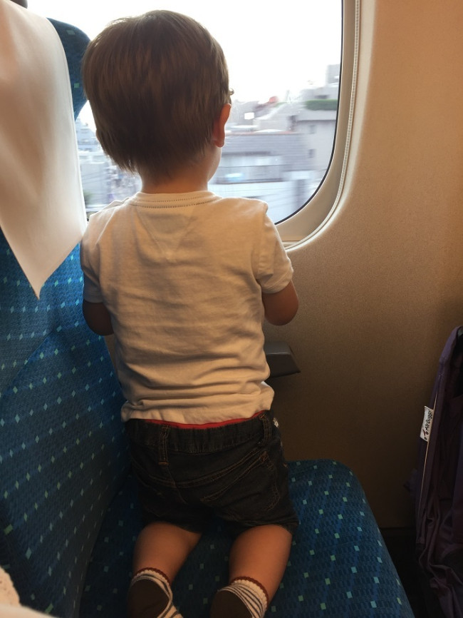 靴を脱いで、窓から見える景色を堪能！