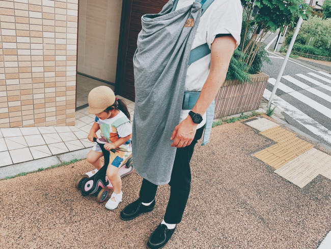 イエローとグリーン、グレーの3色。我が家では、合わせやすいグレーをチョイス。パパもつけてくれます