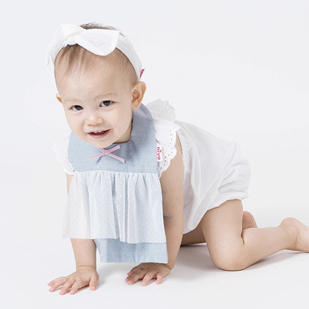 女の子をお誕生を祝うのに最適な、とにかくカワイイnivaのドレスビブ！