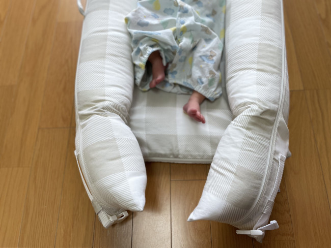 足元が開くので、このままオムツ替えできます