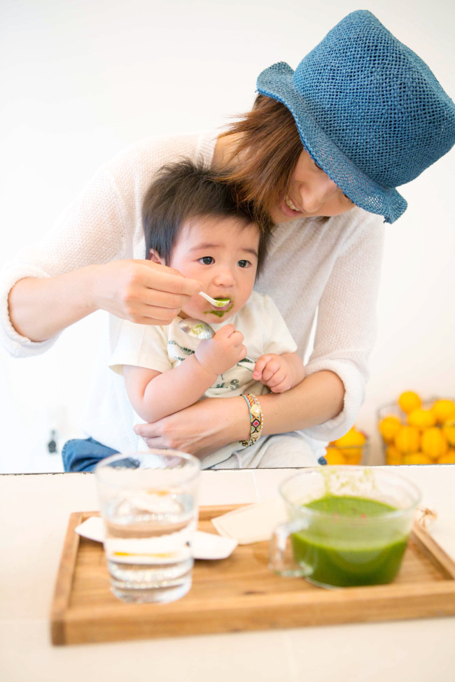 10ヶ月のベビーが食べていたのは“ほうれん草のスープ”。癖のありそうなほうれん草もおいしそうに食べました。