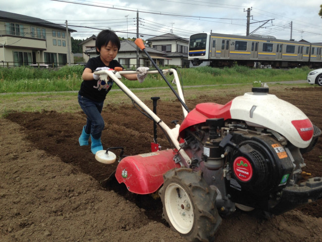 長男（小1）は、耕運機デビュー！　ますますハマりそうです