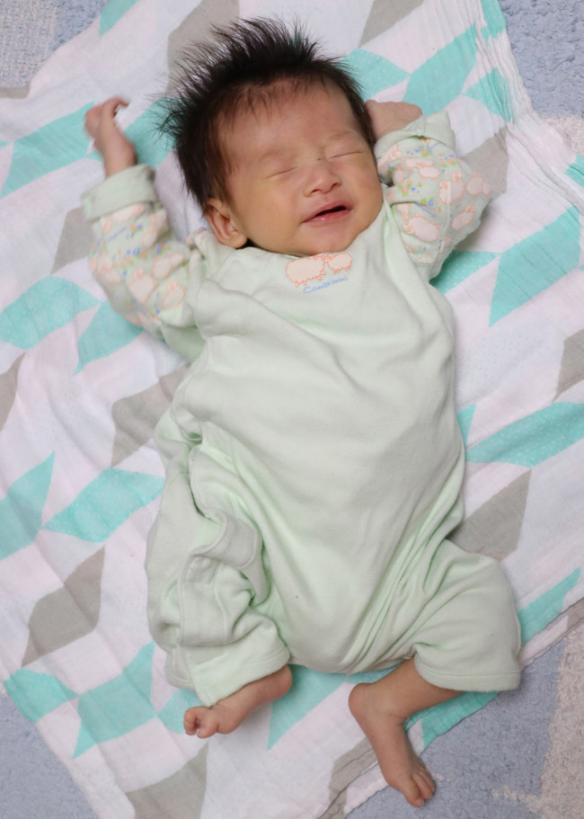 ふんわりした色のおくるみの上では赤ちゃんがシャープに見えるので、表情が引き立ちます