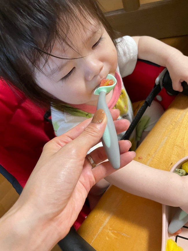 大人があげるときもスプーンが深めなので落とさずに口まで持っていきやすい！　左右どちらからあげても使いやすいのも嬉しいところ