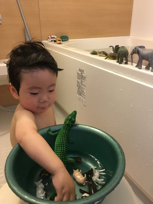 湯船の周りにミニカーや動物のフィギュアを並べて遊ぶのがお気に入り♪