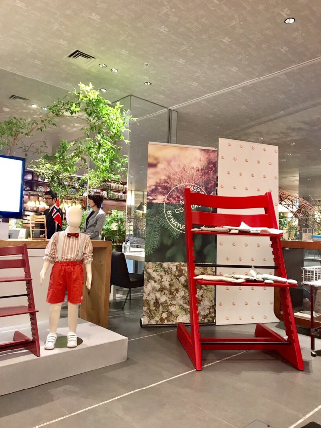 展示用の大きなトリップトラップで、写真撮影するママたちもたくさん♪
