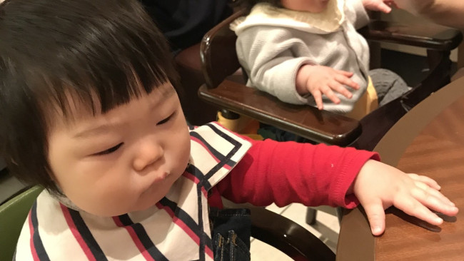 《外食のときの必需品！》子連れランチ&ディナー、これが役に立つ！ 心から買ってよかったアイテムはこれ