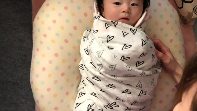 《おくるみのコツ》実際の赤ちゃんで試してみました！ 正しいおくるみの使い方解説♪