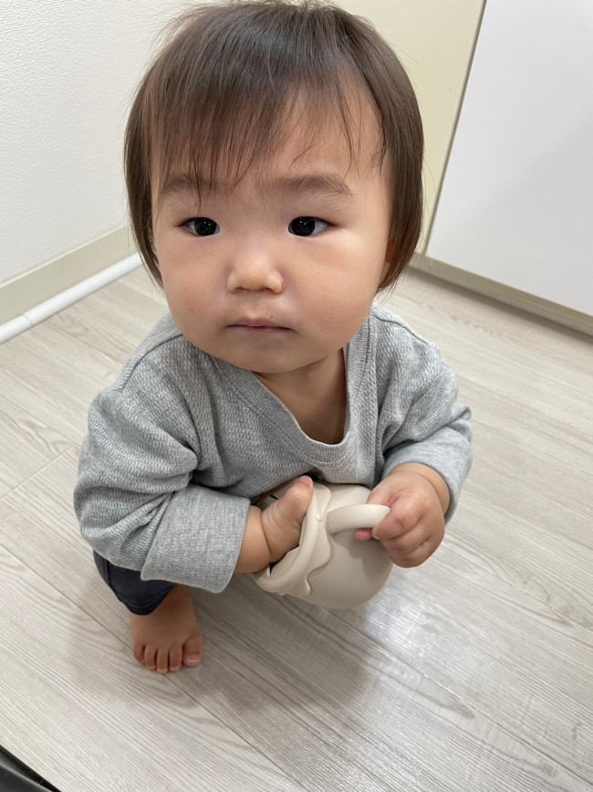 手を入れて、中のおやつを取り出します