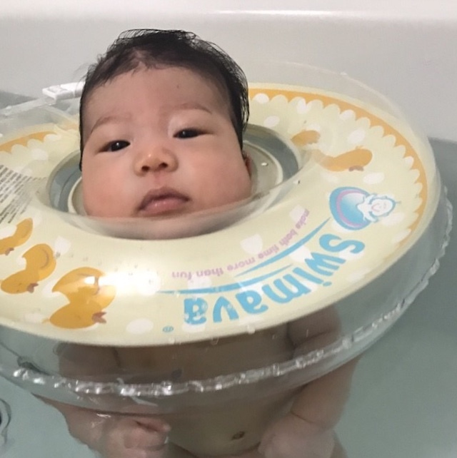 スイマーバでおうちスイミング風。ぷかぷかと浮かぶ、可愛い姿がたまりません！