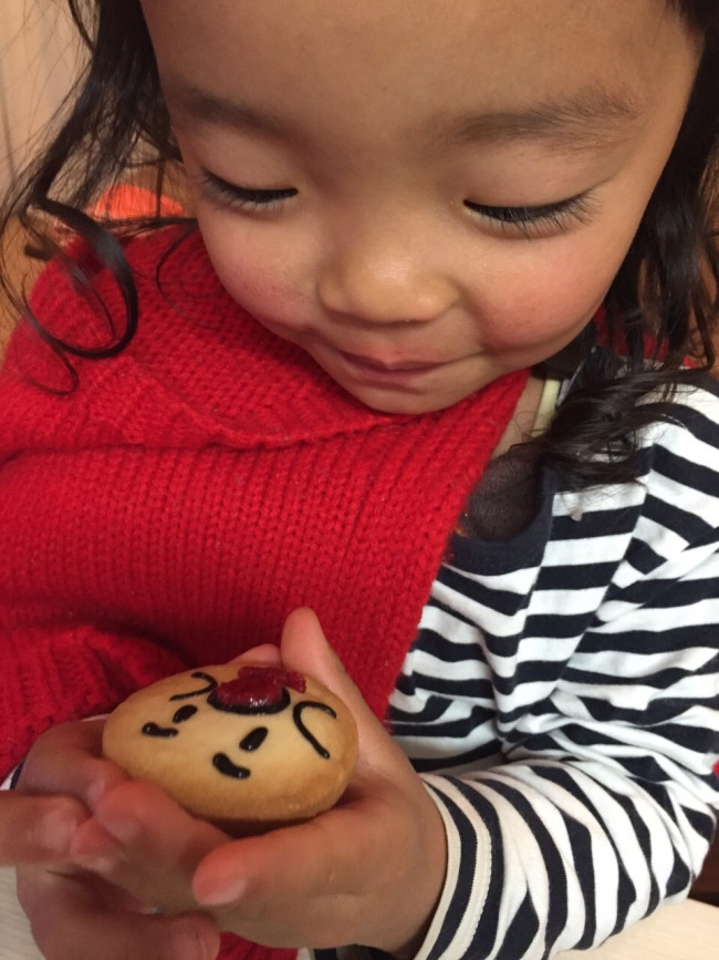 クッキー一枚を宝物のように眺める娘。アンパンマンやトトロがお気に入りです