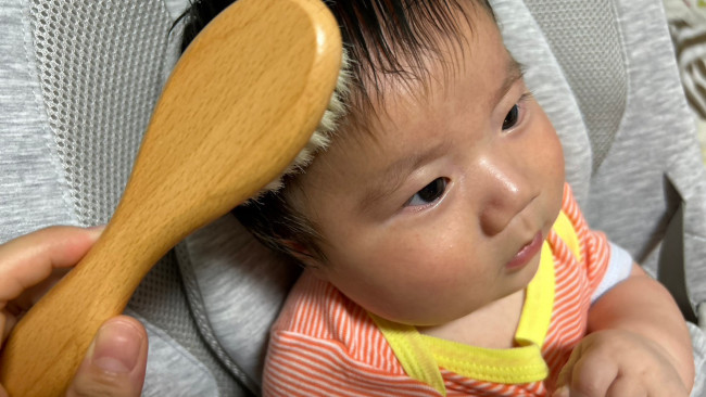 《赤ちゃんのヘアケアって？》髪の毛の“毛玉”に悩むママたちへ　毎日のブラッシングでサラサラ！