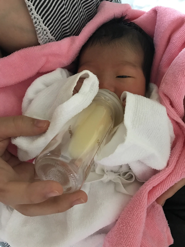 自分で哺乳瓶を持って飲めるなんて…！　こんな姿を見ることができて、母乳トラブルも報われました