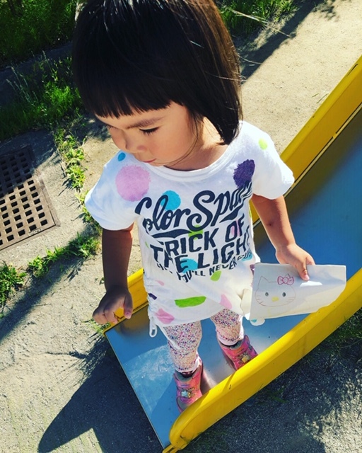 明るくて、原色系の色の服が◎。黒や茶色い服はNGです！