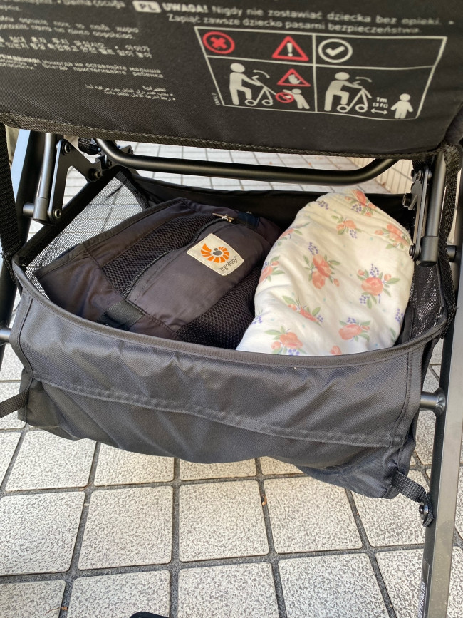 抱っこひもとブランケットを入れても、バスケットにはまだ余裕があります