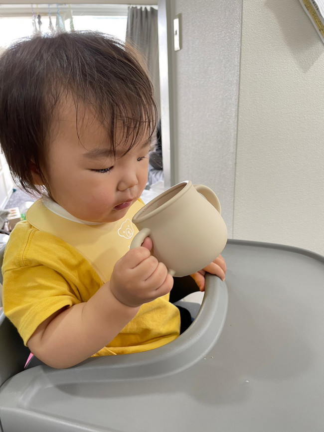 スナックカップやストローマグとして使っているので、カップ自体の取り扱いは上手。中身を確認して、上手に飲めるかなぁ〜？