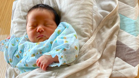 《初めての抱っこにぴったり！》新生児にとっても心地いい、たまごマットおくるみを使ってみました♡