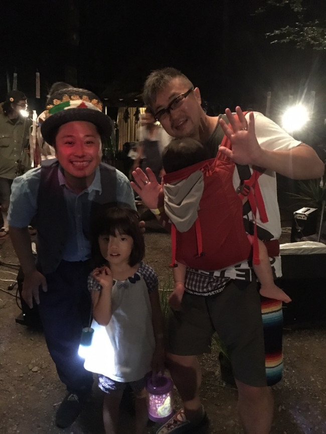 キャンプ好きなので、TPOに合わせて軽量モデルのだっこひもを使い分け。こちらはモンベルのものだとか