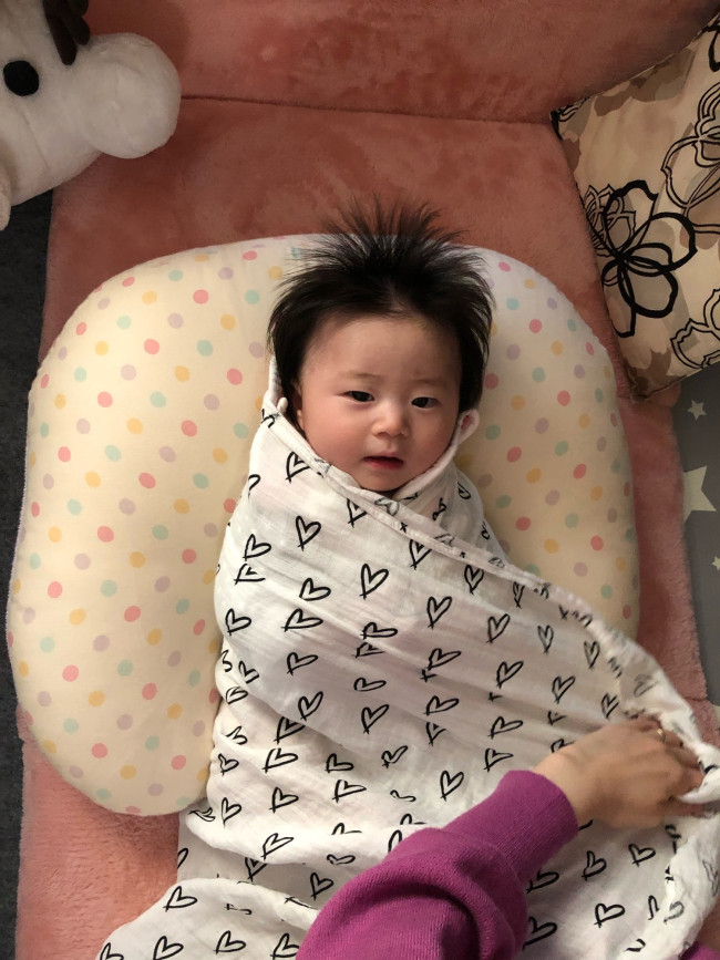 反対側も少し引っ張りながら同様にします。このとき、左右はどちらが先でも構いません