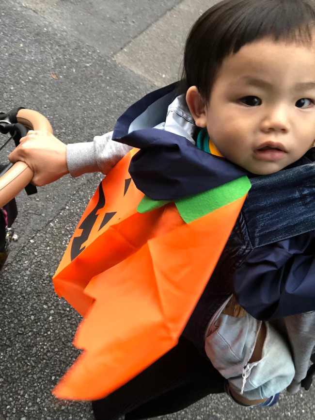 去年は炭治郎だった末っ子長男、赤ちゃんのときは抱っこ＋かぼちゃマントで参加♪