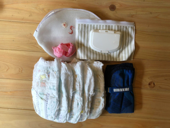 オムツは多めに5枚程度。おしり拭きは手作りのオイルコットンを使っています