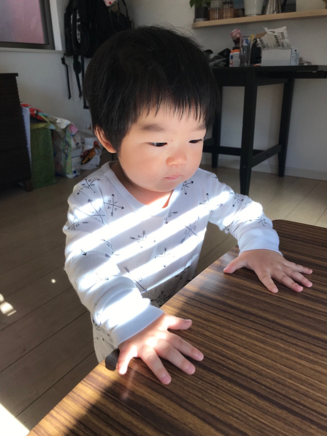 袖口と裾口が広めのリブになっているのでまくれ上がりにくくて、着崩れしないデザイン