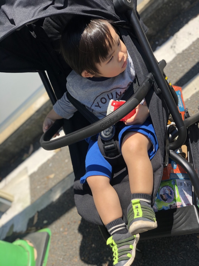 何でも興味津々な息子。身を乗り出すときも、バーがあると安心です