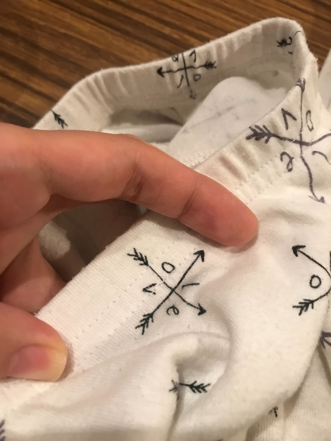 寝ているときも動く子どもにぴったりの素材感。ウエストは凹凸がないウエストバンドタイプでもたつかない