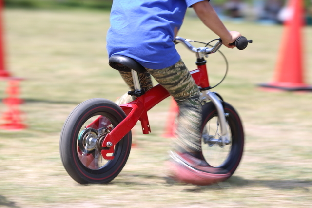 三兄弟に使い倒されることになるキッズバイク。補助輪で練習することなく、自転車に乗れるようになります！