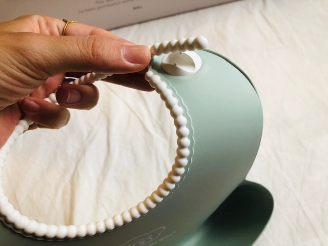 首元はパールのようなデザイン。ほぼ無段階にサイズ調節できてしっかりフィット