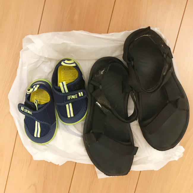 海で絶対に濡れるので予備の靴は必須。履いていく靴の他に一足ずつマリンシューズを持っていきます