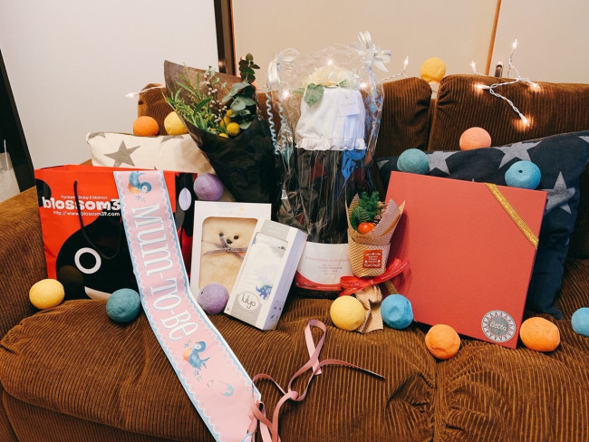 友人宅に到着すると、ソファーに出産祝いが！ お部屋も可愛くデコレーションしてくれていました