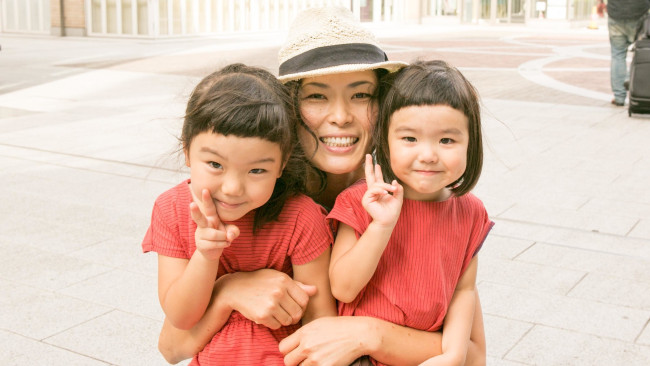 【family snap!】おしゃれ姉妹のワンピースはママの手作り♡ 同じ生地でデザイン違い！