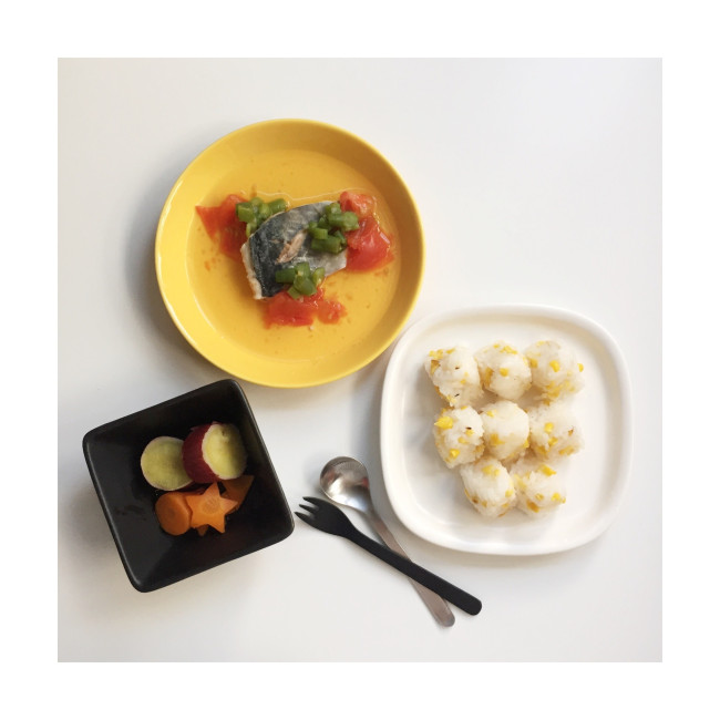 〈メニュー例〉アジのアクアパッツァ風・蒸しさつまいも・にんじん（鰹だしで煮たもの）・とうもろこしおにぎり