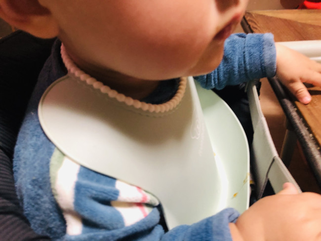 赤ちゃんのカラダのフォルムにぴったりとハマるお食事スタイ！