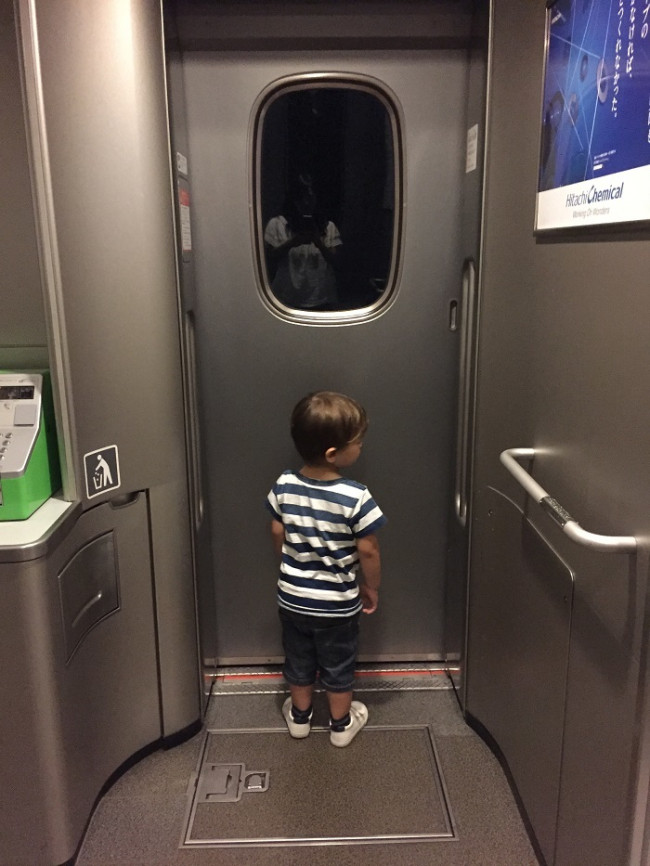 連結部分は列車の走行音が子どもの声をかき消してくれます