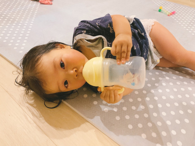 持ちやすい両手付き。ストローをくわえたら、向きや角度、体勢関係なく飲めます
