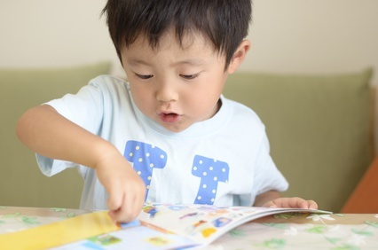 シールを剥がして貼るので手先も器用になりそうですし、集中力がつきそうですね♪