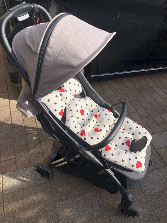ジッパーで帆の大きさが変えられるキャノピー。こちらは短めの時