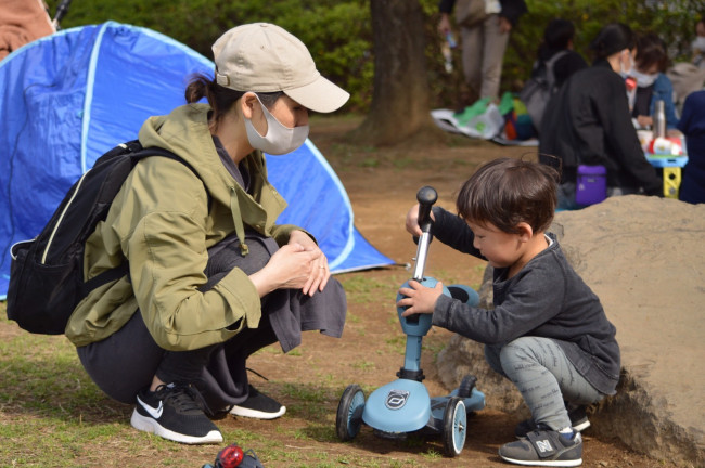 押し棒やペダルのある三輪車とは違う見た目に、息子も興味津々！