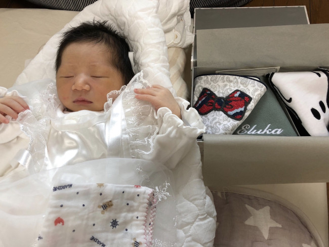 お祝いにいただいた、マールマールのネーム入りスタイなどと一緒に。出産を心待ちにしてくれていた友人・知人に報告
