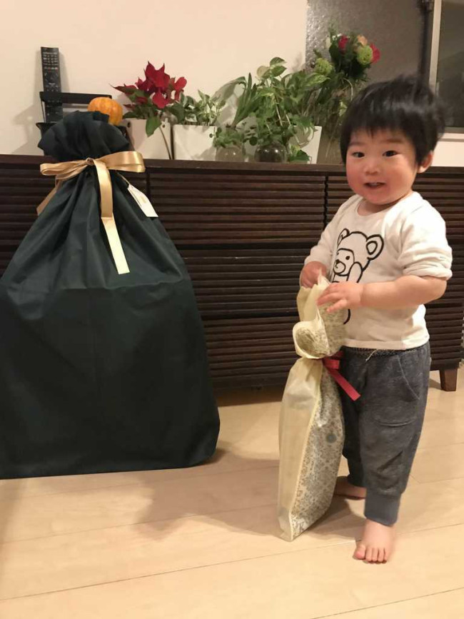 最初はプレゼントの存在をスルーしてましたが、ママが中身をチラ見せしたら「うわあああ～！」と夢中に！