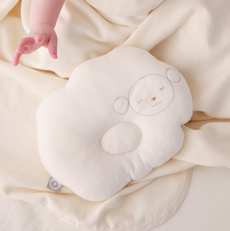赤ちゃんの睡眠をサポートするベビーピロー。ふんわりして気持ちよさそう♡