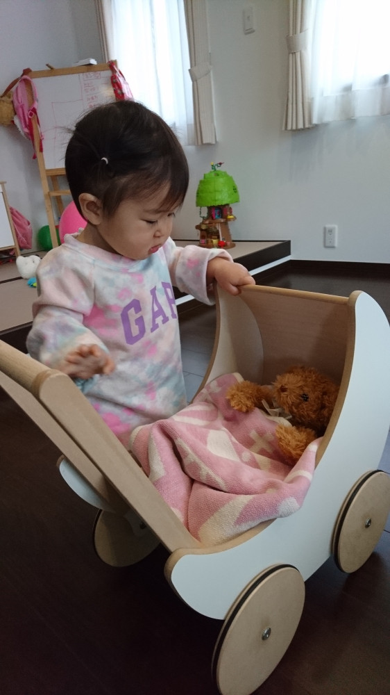 ベビーカーに見立ててぬいぐるみのお世話をする姿は、小さなおかあさん♡