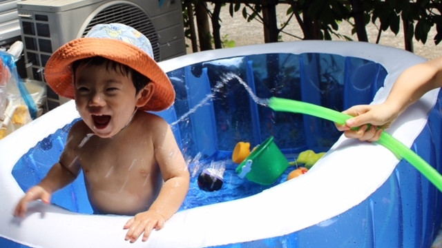 《オムツのようなスイムパンツって？》ベビーの水遊びデビュー、何を履かせたらいいの？