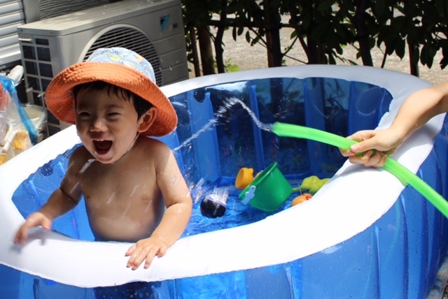 お庭でプールは、子どもも楽しく、ママも安心の夏の遊びです！